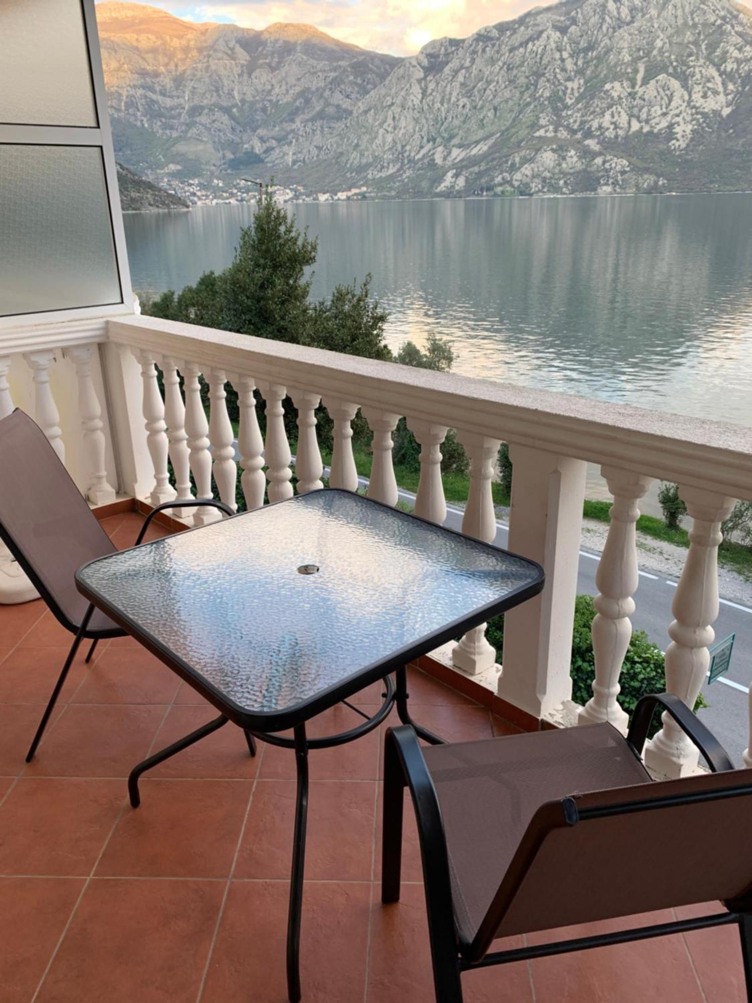 Apartments Villa Radonic Donji Morinj Exterior photo